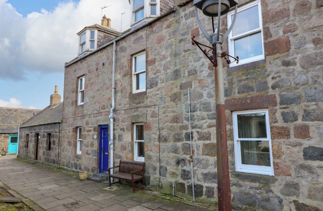 FOOTDEE COTTAGE, family friendly, with a garden in Aberdeen