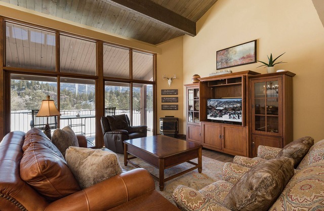 Fore the Views Townhome (#710) | Golf, AC, Pool/Hot Tub, Deck - 10 min to Ski