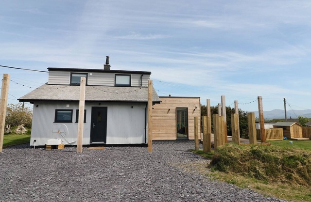 FOREST LODGE, pet friendly, luxury holiday cottage in Newborough