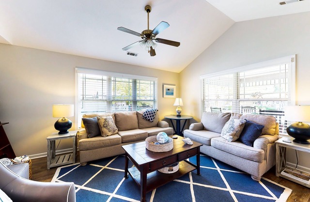 Forest Reach home near beach with pool access & W/D - dog-friendly