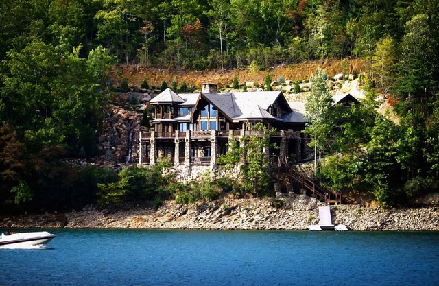 Forge Lake Lodge: Beautiful Lakefront Home that Sleeps 28