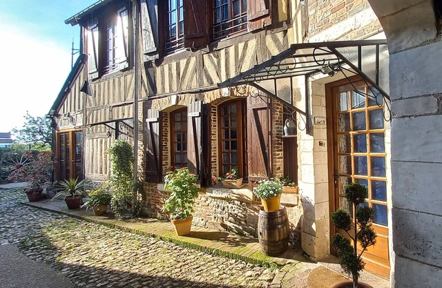 Former Charretterie in the heart of Pont Audemer