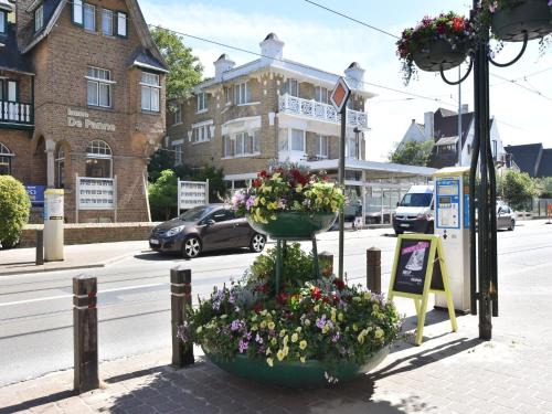 Former hotel in the centre and at 50 metres from the beach in Panne