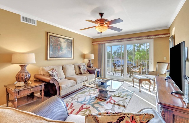 Fort Myers River District Condo Close to Shopping, Dining & Nightlife! Heated Pool & Free Parking!
