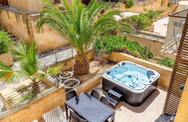 Fort villa retreat: Jacuzzi, pools, 2 min to ferry