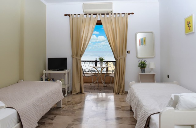 Fotopoulos Apartments, just 10 meters from the beach