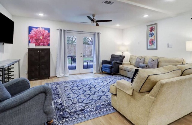 Four BDRM Home - BLKS From NRG W/Hot tub