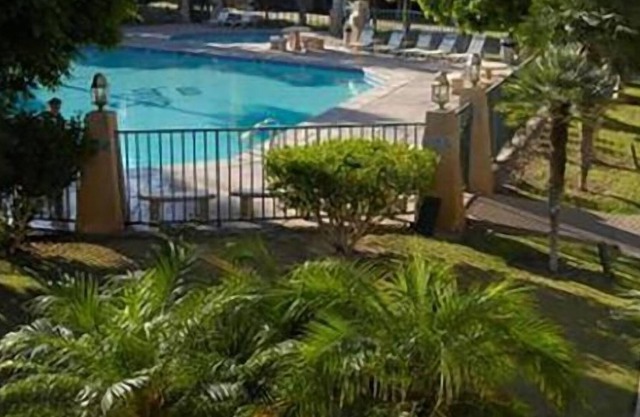 Four Comfy and Modern Units! Pool, Beach, Parking and Hot Tub