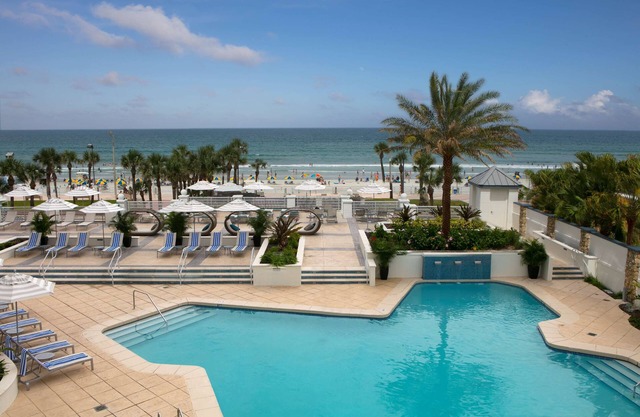 Four Convenient Units for Big Groups, Outdoor Pool, Near Daytona Beach!