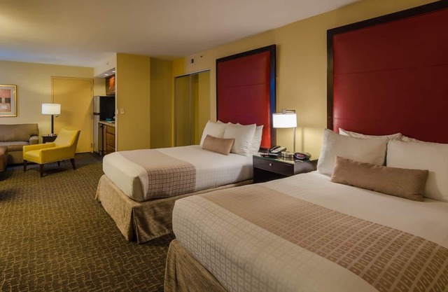Four Deluxe Units in the Heart of DC! w/Private Parking, Pets are Welcome