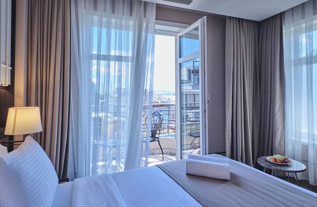 Four - G Hotel Premium