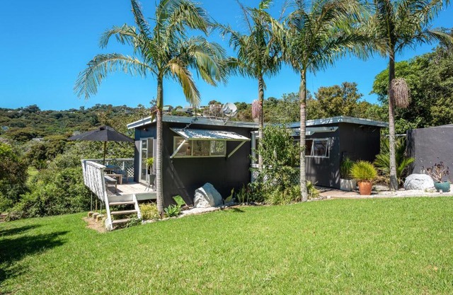 Four Palms Cottage - Onetangi Holiday Home