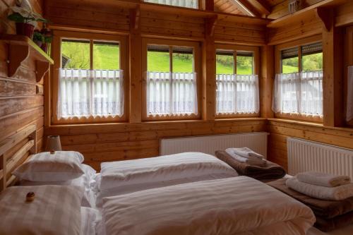 Four Seasons Lodge