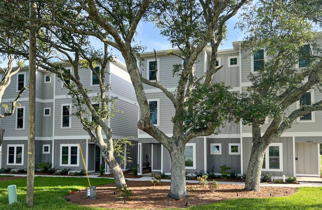 Four townhomes - heart of the city - elevator, balconies, fast WiFi, central AC