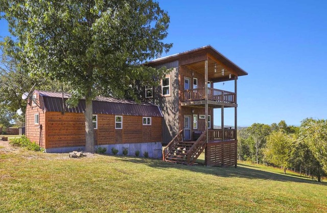 Fox Wood Cabin w/Hot Tub family-friendly 50 acres, hot tub, three decks, only 15 min to downtown Eureka!