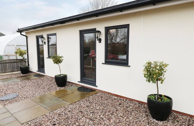 FOXES DEN, pet friendly, with a garden in Thornton, Lancashire