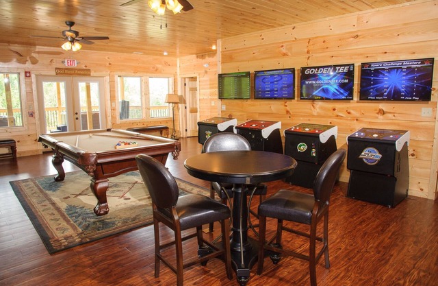 Foxwood Mansion: Views, Theater, Hot Tubs & More!