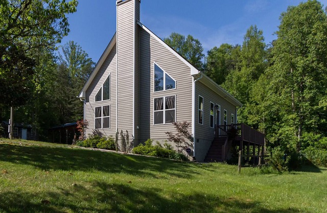 Foxwood Retreat, just minutes from Harrah's Casino in downtown Cherokee