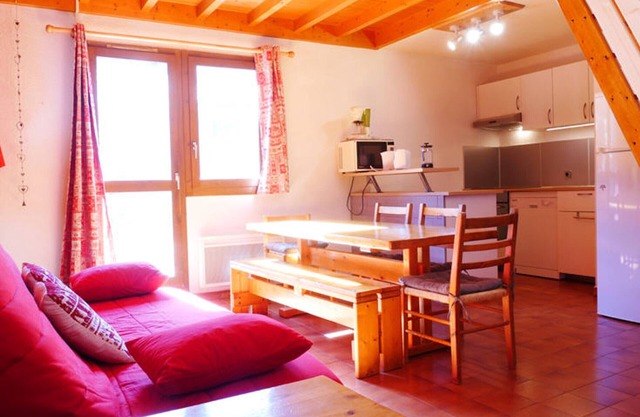 Spacious Apartment in Montchavin - Sleeps 7, Near Shops & Slopes, Large Terrace