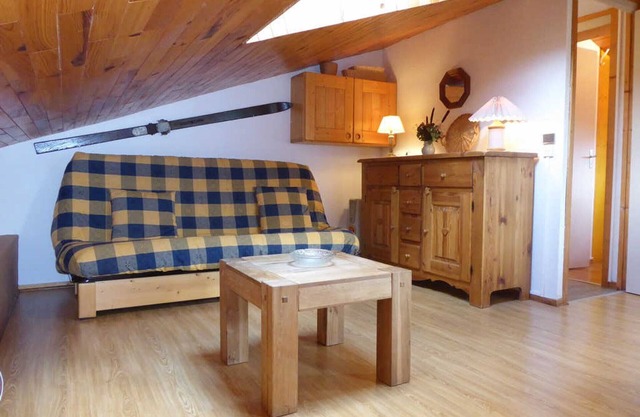 Cozy 2-Room Apartment Near Slopes with Balcony, Sleeps 5