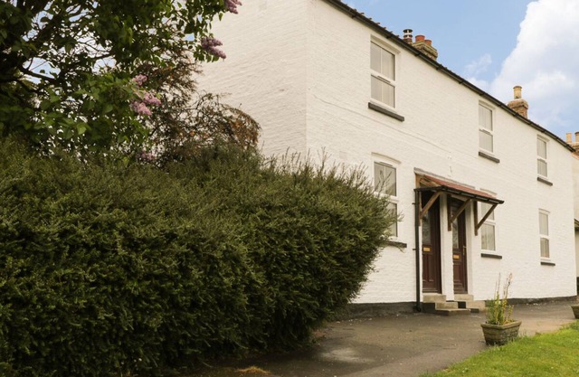 FRAN'S COTTAGE, with open fire in Millington