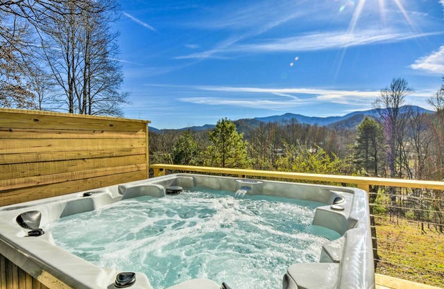 Franklin Home w/Hot Tub & Mtn Views!