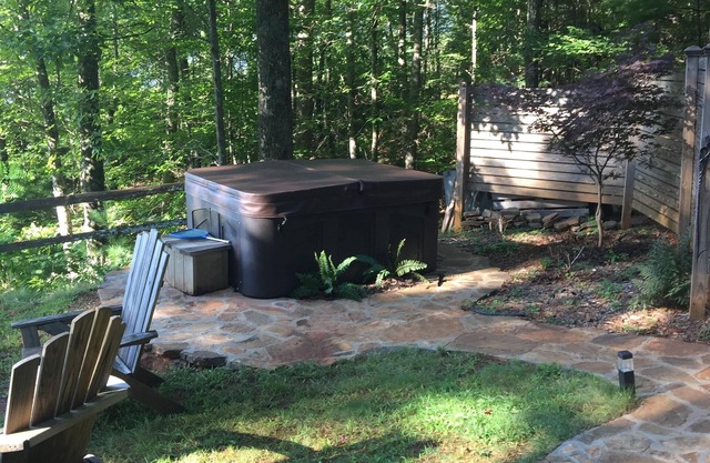 Franklin-Mountain Retreat-Stunning View. Outdoor hot tub, clawfoot tubs & shower
