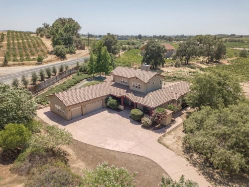 Fraser Family Vineyard Estate Pet-Friendly Home