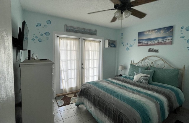 Free bike rentals Inc ! Walk to beach, pets ok great location ask about rates!