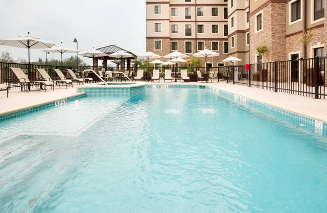 Free Breakfast + Outdoor Pool + Hot Tub | 15 Minutes from Six Flags!