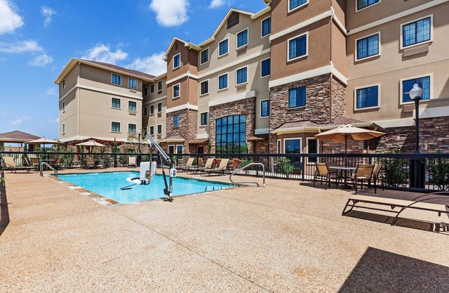 Free Breakfast. Outdoor Pool. King Suite w/Easy Access to Convention Center