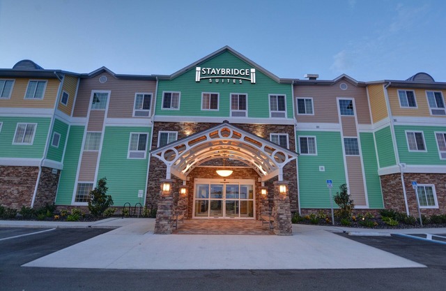 Free Breakfast. Outdoor Pool. King Studio Only 15 Min to Downtown!