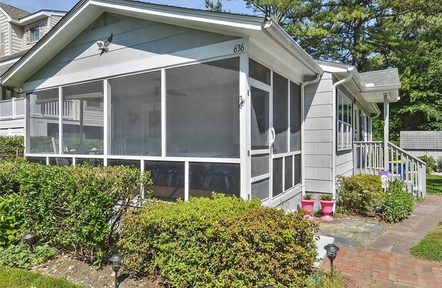 FREE DAILY ACTIVITIES! PET FRIENDLY! Charming 3 bedroom, 2 bath beach cottage offers one level living with convenient location only a short walk or bike ride from down town Bethany,