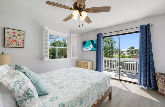 Free Golf Cart. 5 minutes walk to the Beach Townhome. Fenced backyard.