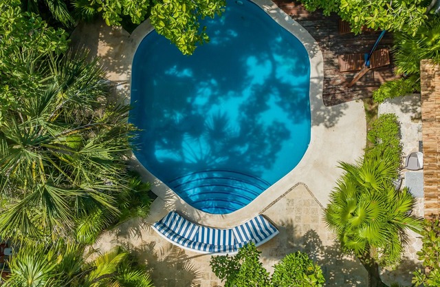 Free laundry. Studio w/2 beds. AC + Shower. 1mn walk to a beautiful beach.