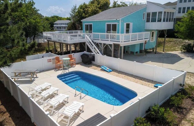 FREE Pool Heat, Hot Tub, & Short Walk to Beach!