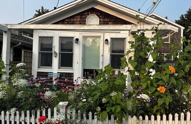 Free standing 1940s Artists Cottage East End near Commercial St. Parking! A/C!