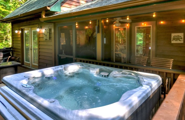 *Free Whitewater Rafting & Ziplining* Secluded, Close to Downtown Blue Ridge, Perfect Couple Retreat