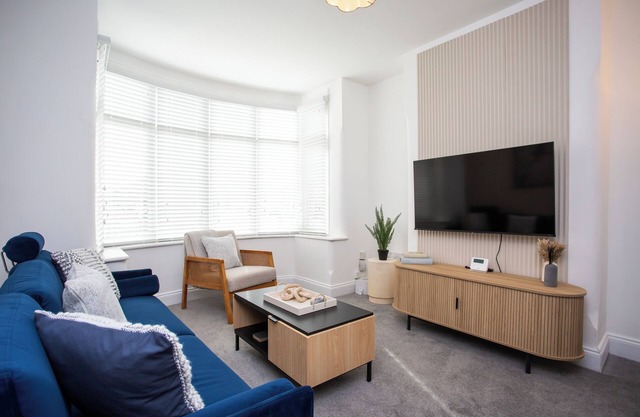 Free Wifi, Free Parking, Local Shops & Close proximity to beach