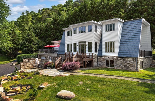 French Broad River Lodge - Modern Amenities and Riverfront Views in Every Room!