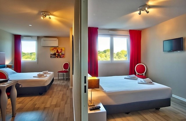 French Getaway! Pets Allowed, Parking! Near Parc de Caradoc & Square Lafayette!