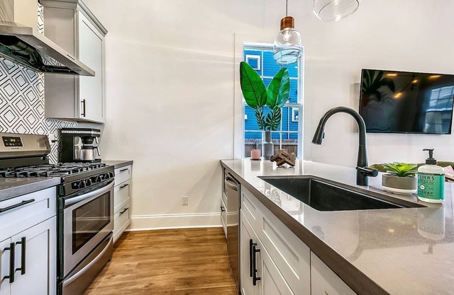 Fresh Contemporary Luxury - 10 Beds - Near FQ