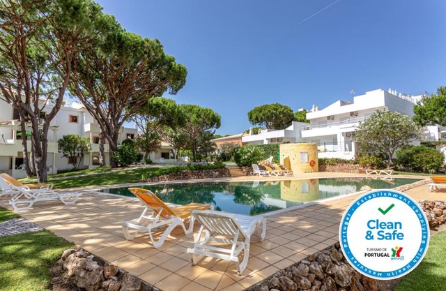 Fresh Sunny Flat with Pool & Terrace by Host Wise