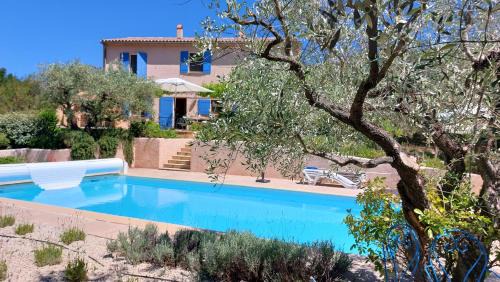 Freundliches Haus mit Pool und großem Garten