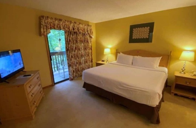 Friend and Family Getaway! 3 Great Units Minutes from Panthertown Valley Trail!