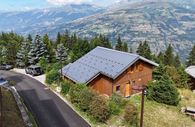 Friendly 100m2 chalet for 8 people located 1km from the center of Les Arcs 1800.