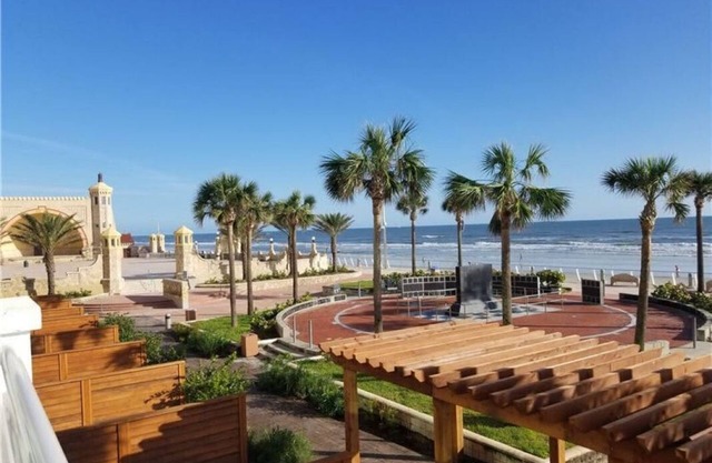 Friends and Family Beach Escape! Two Modish Units! Onsite Pool, Hot Tub