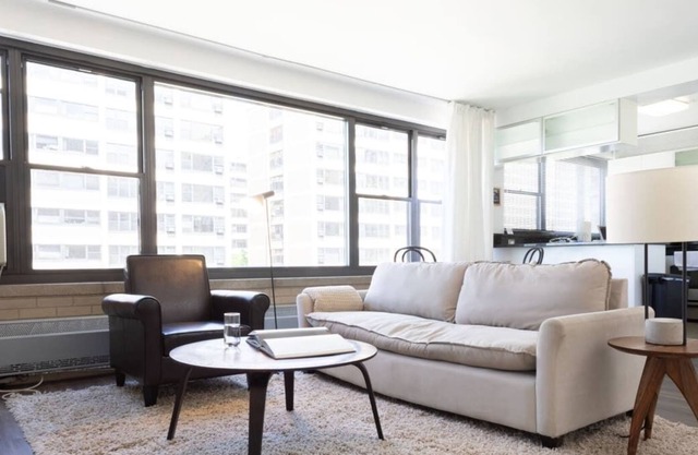 Frontdesk | 2 BR Apt near University of Chicago