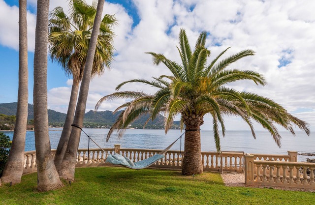 Frontline in Son Servera with pool and jacuzzi with spectacular sea views