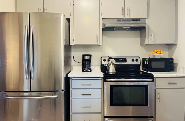 Full kitchen - Cozy 2 BR with King bed - Hospital & Hanford super close.